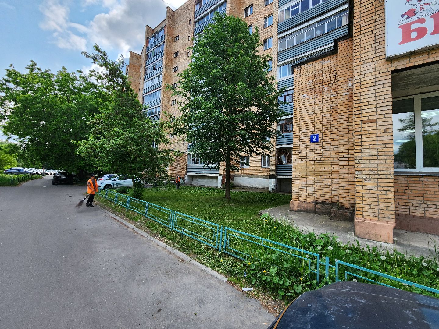 чехов, улица чехова 2, покос травы, содержание придомовой территории, уборка мусора, мбу чеховское благоустройство, озеленение,