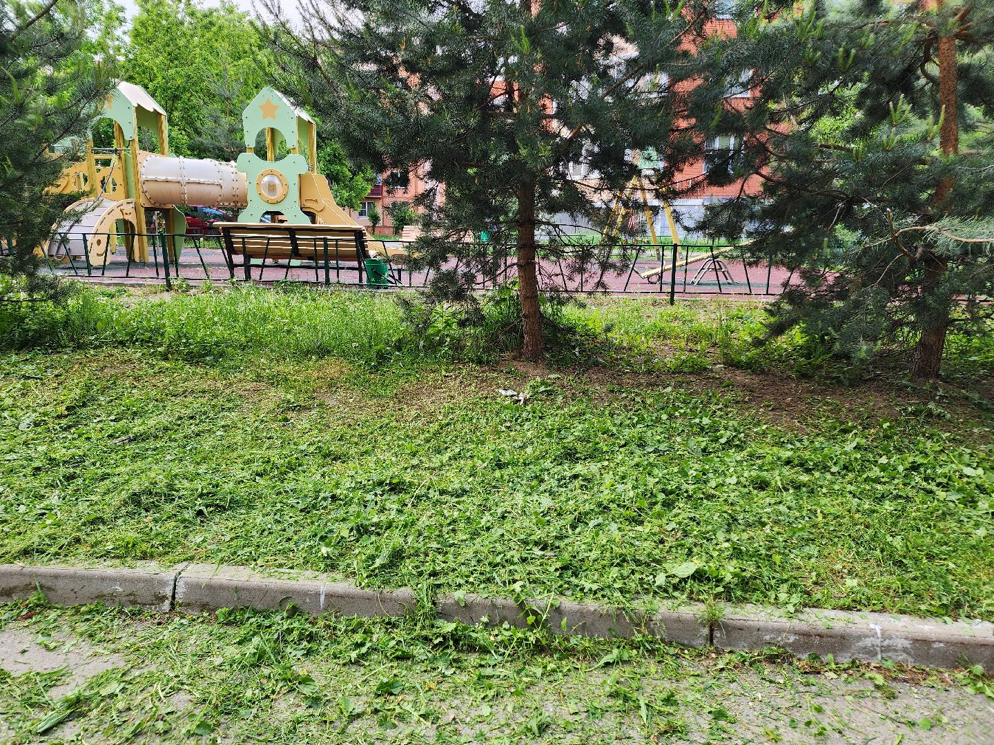 чехов, улица чехова 2, покос травы, содержание придомовой территории, уборка мусора, мбу чеховское благоустройство, озеленение,