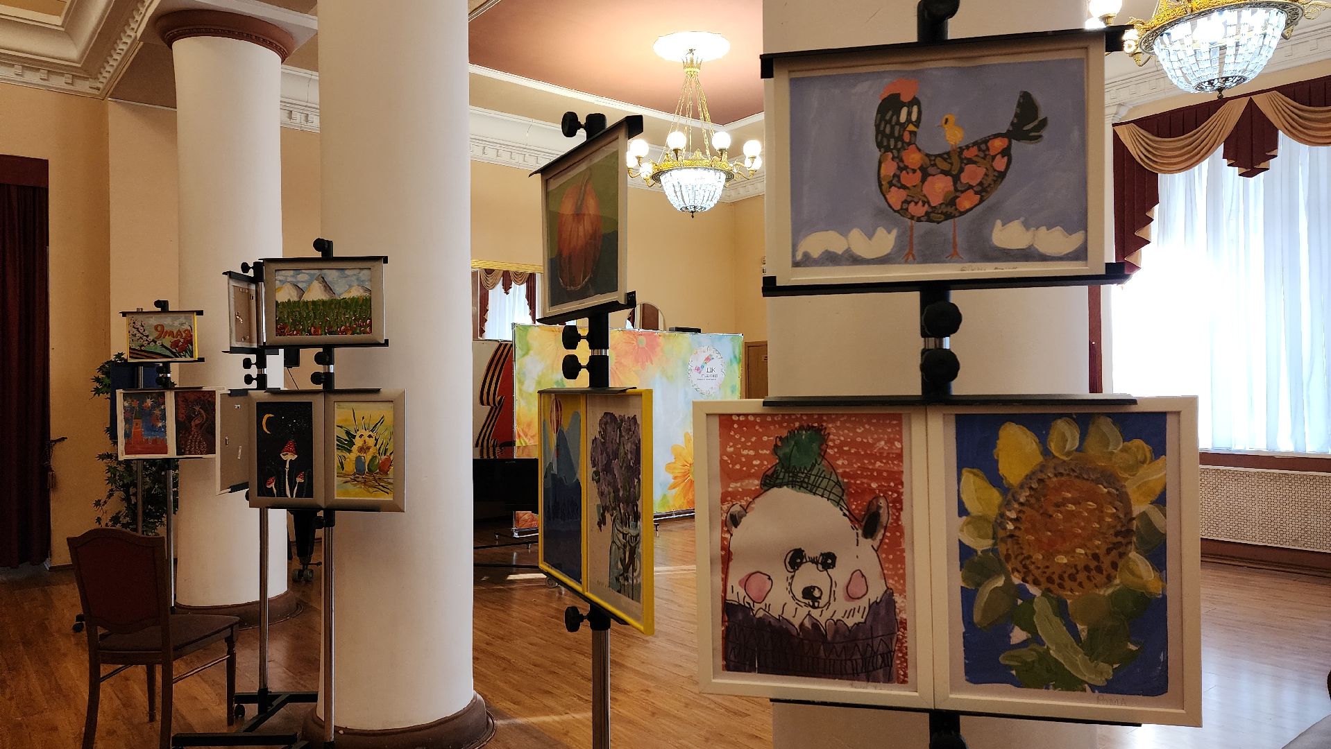 вертикалки, пушкино, детские рисунки, экспозиция, дети с овз, картины, благотворительная выставка,общественная организация,