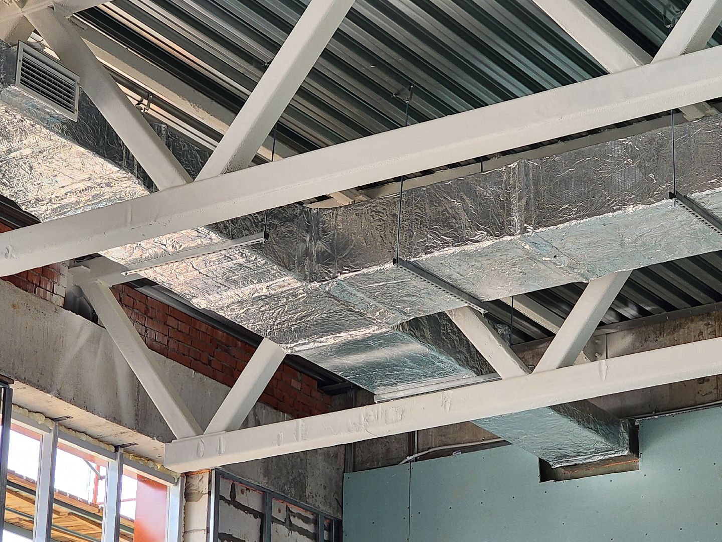 чехов, улица лопасненская, школа 3, пристройка к школе, строительство, реконструкция, спортивный зал, актовый зал, внутренняя отделка, система вентиляции, витражи, оконные блоки, воздуховоды,