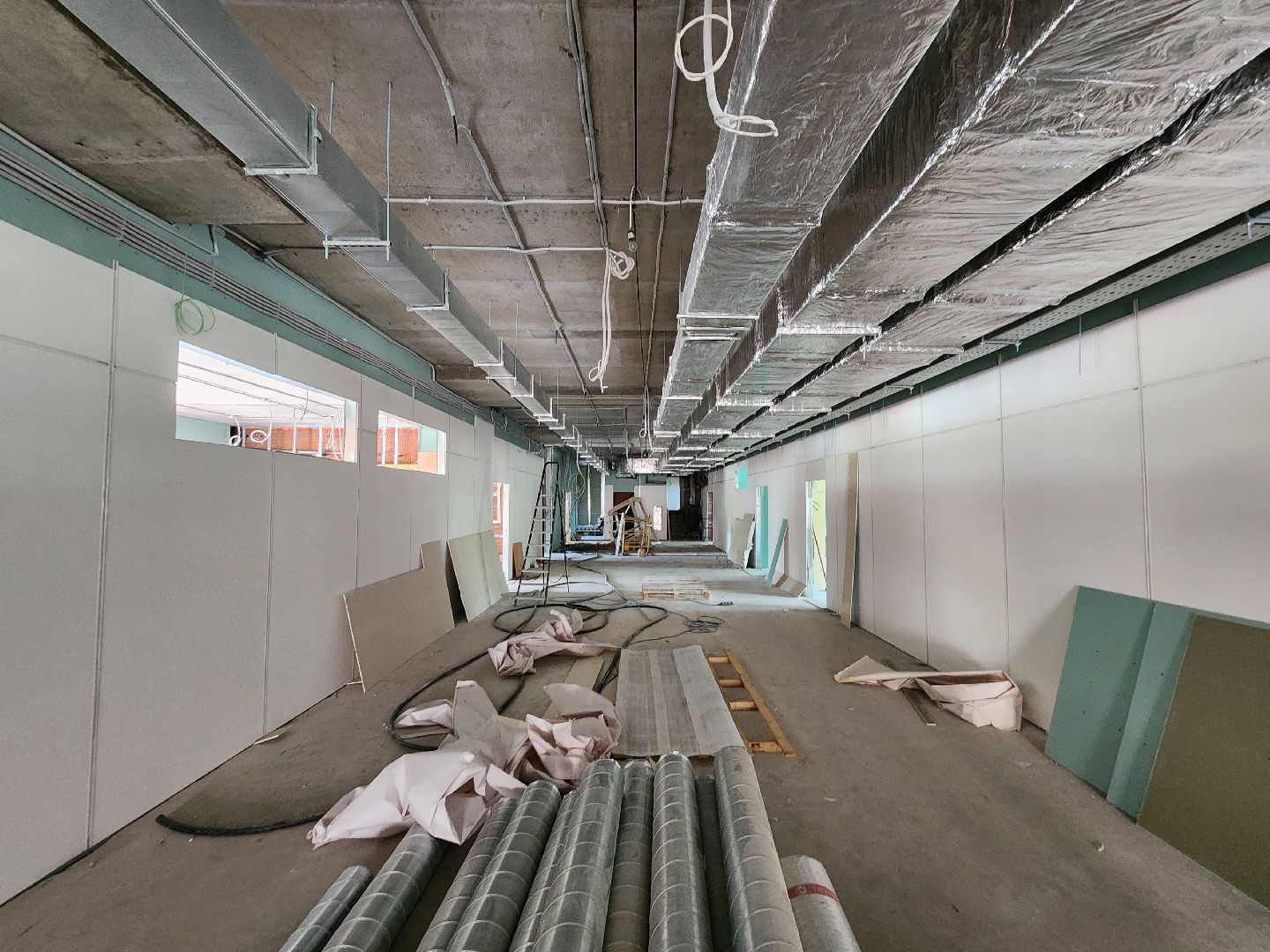 чехов, улица лопасненская, школа 3, пристройка к школе, строительство, реконструкция, спортивный зал, актовый зал, внутренняя отделка, система вентиляции, витражи, оконные блоки, воздуховоды,