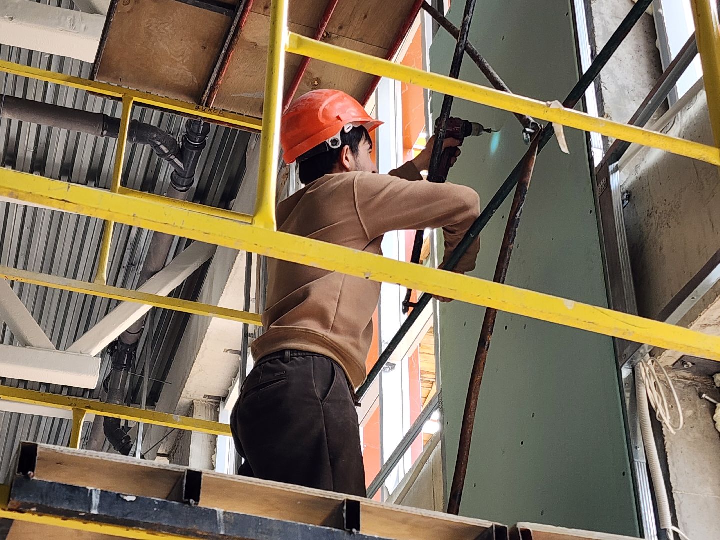 чехов, улица лопасненская, школа 3, пристройка к школе, строительство, реконструкция, спортивный зал, актовый зал, внутренняя отделка, система вентиляции, витражи, оконные блоки, воздуховоды,