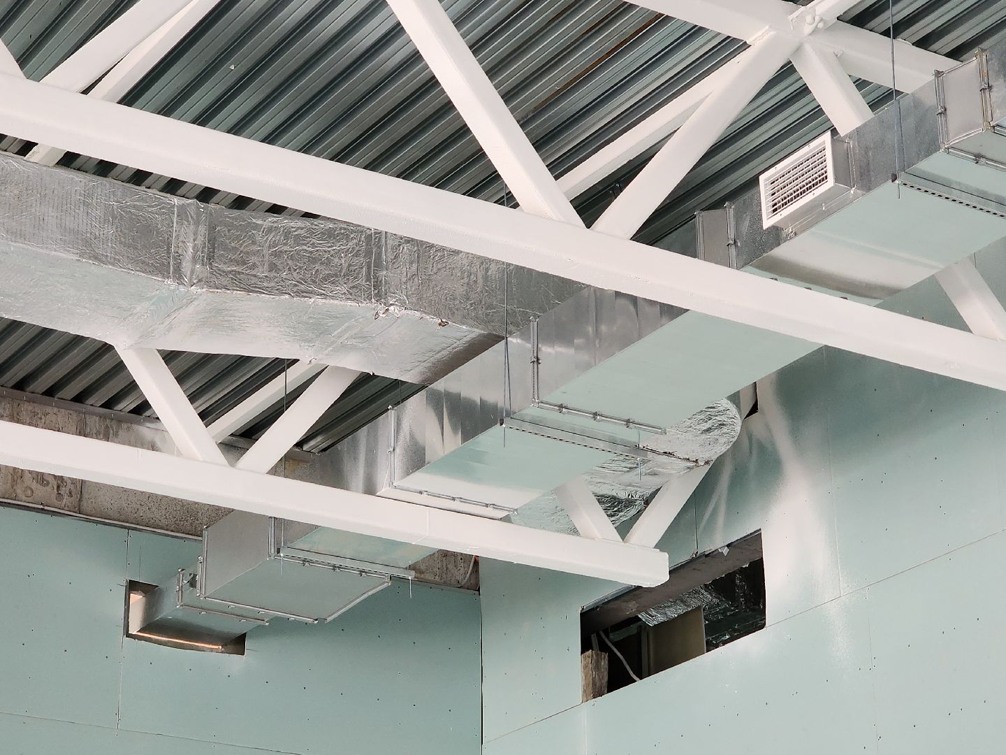 чехов, улица лопасненская, школа 3, пристройка к школе, строительство, реконструкция, спортивный зал, актовый зал, внутренняя отделка, система вентиляции, витражи, оконные блоки, воздуховоды,