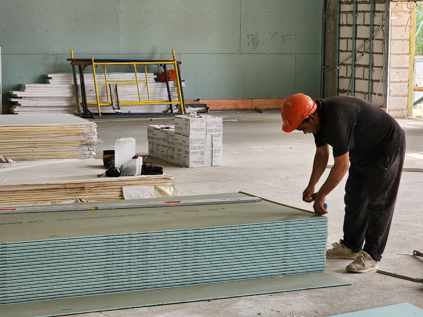 чехов, улица лопасненская, школа 3, пристройка к школе, строительство, реконструкция, спортивный зал, актовый зал, внутренняя отделка, система вентиляции, витражи, оконные блоки, воздуховоды,