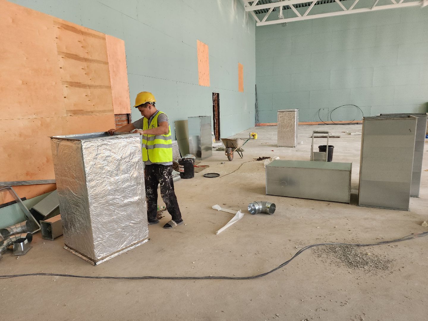 чехов, улица лопасненская, школа 3, пристройка к школе, строительство, реконструкция, спортивный зал, актовый зал, внутренняя отделка, система вентиляции, витражи, оконные блоки, воздуховоды,