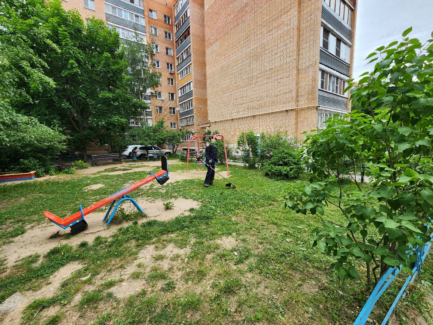 чехов, улица чехова 4,  детская  площадка, придомовая территория, покос травы, уборка мусора, мбу чеховское благоустройство, газон, газонокосилка,