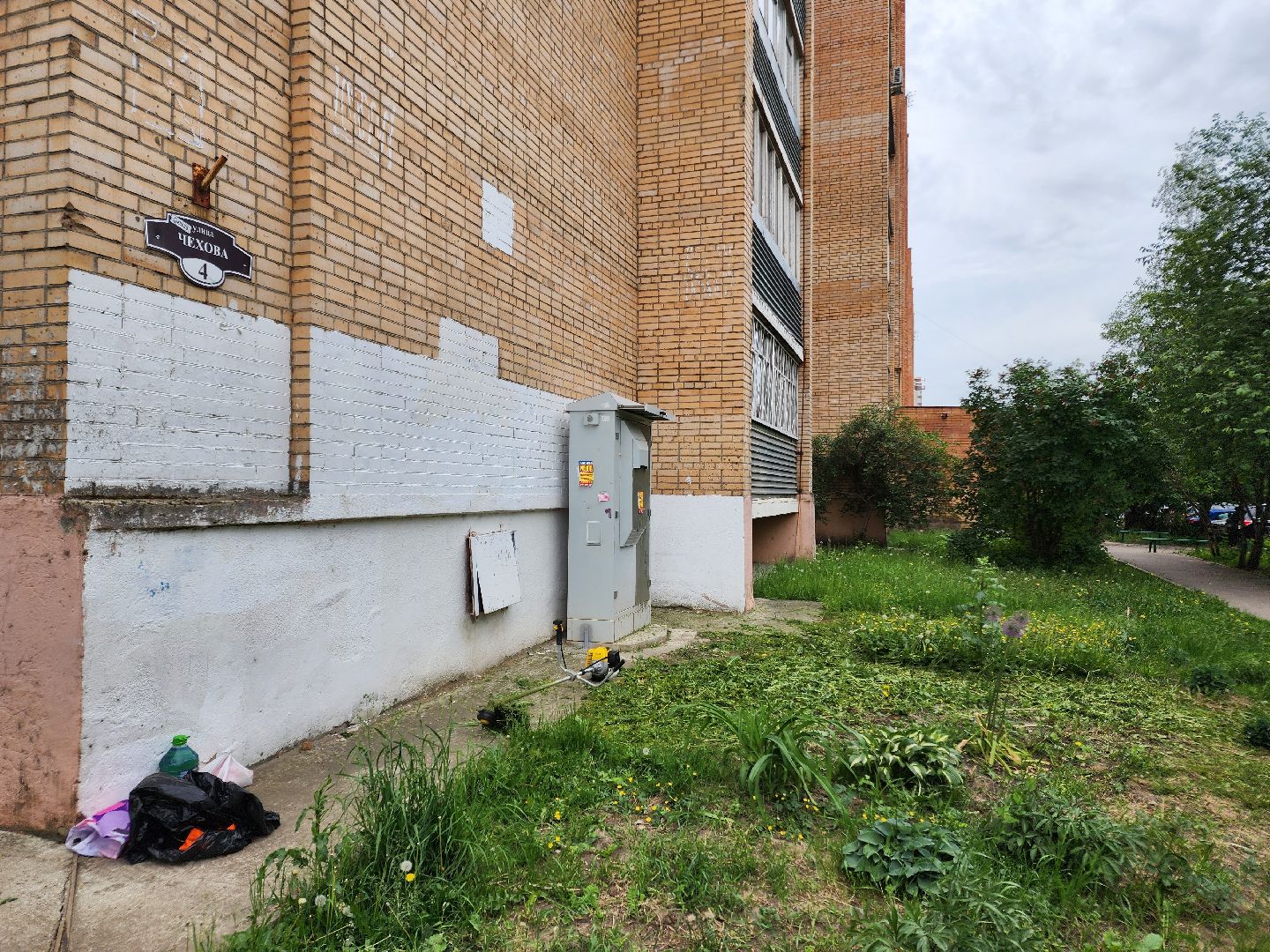 чехов, улица чехова 4,  детская  площадка, придомовая территория, покос травы, уборка мусора, мбу чеховское благоустройство, газон, газонокосилка,