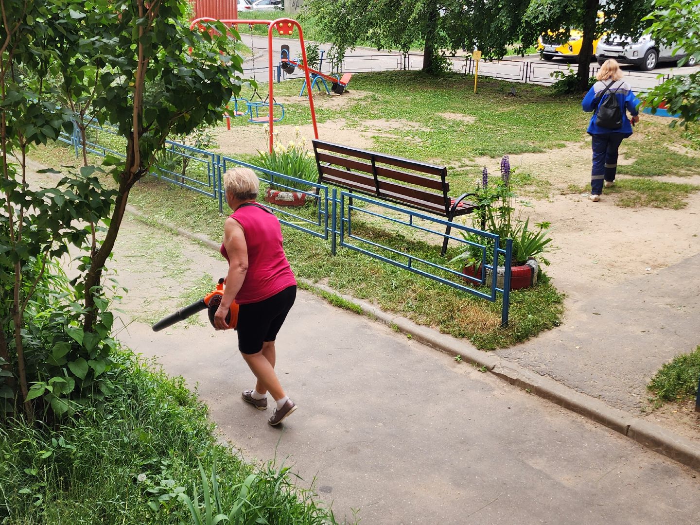 чехов, улица чехова 4,  детская  площадка, придомовая территория, покос травы, уборка мусора, мбу чеховское благоустройство, газон, газонокосилка,