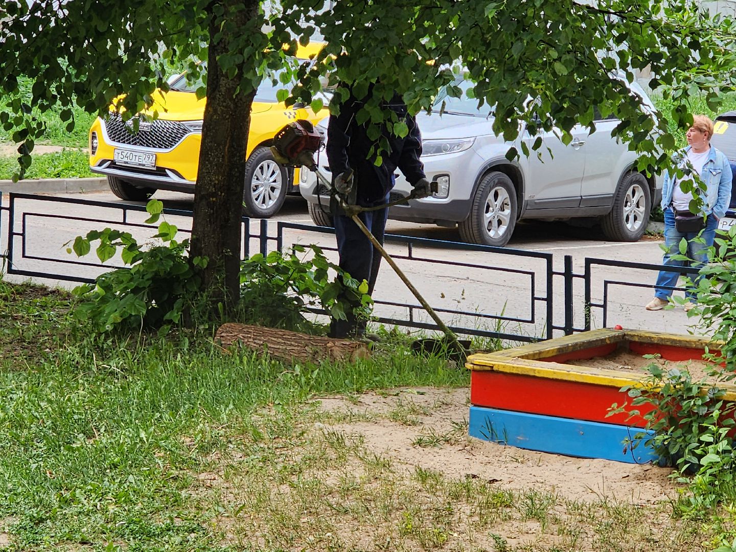 чехов, улица чехова 4,  детская  площадка, придомовая территория, покос травы, уборка мусора, мбу чеховское благоустройство, газон, газонокосилка,