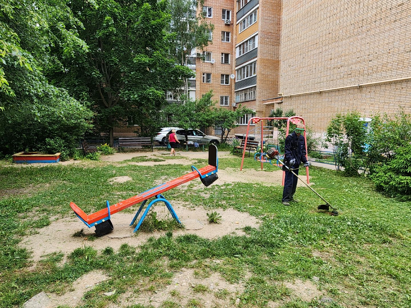 чехов, улица чехова 4,  детская  площадка, придомовая территория, покос травы, уборка мусора, мбу чеховское благоустройство, газон, газонокосилка,