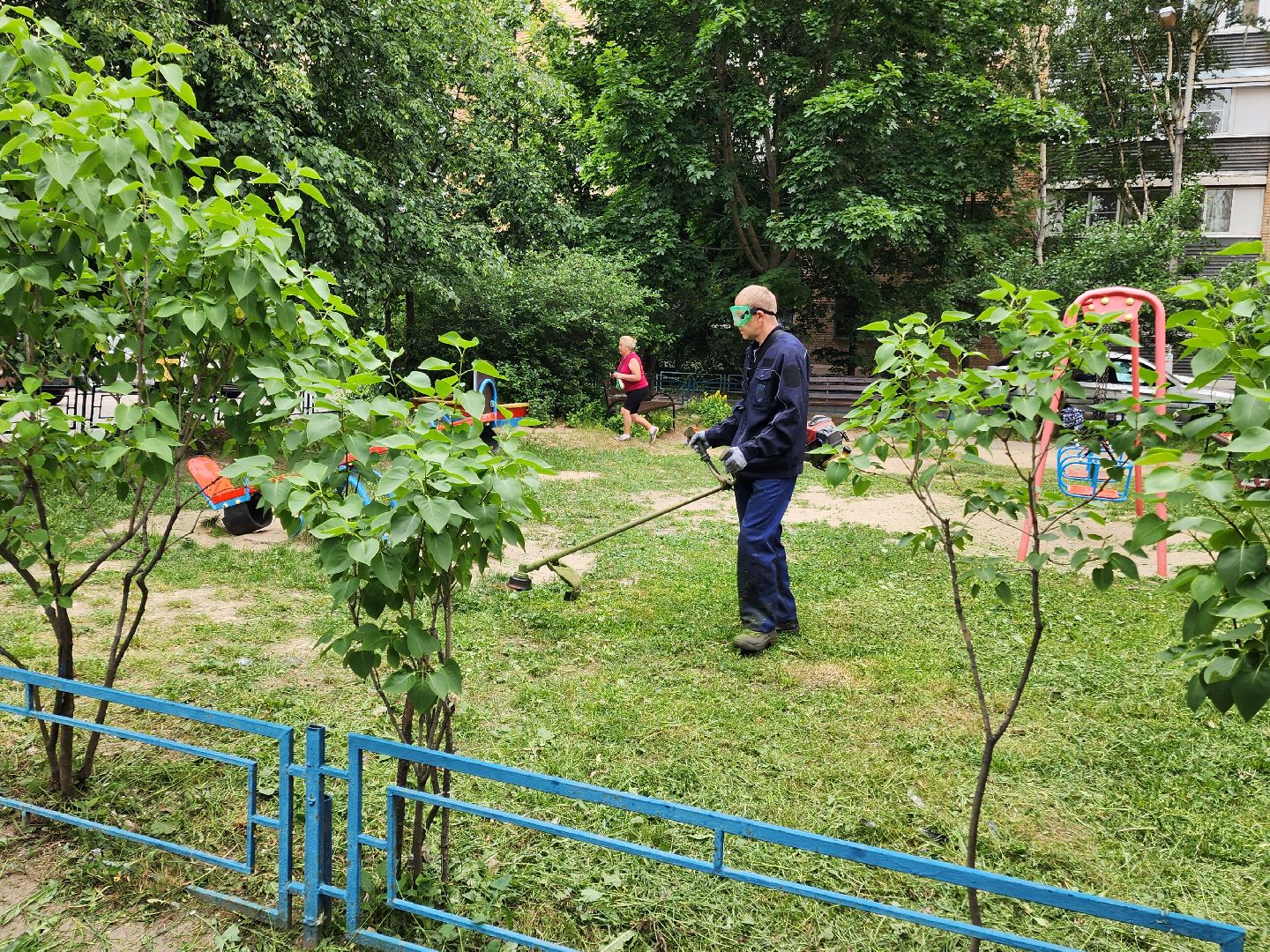 чехов, улица чехова 4,  детская  площадка, придомовая территория, покос травы, уборка мусора, мбу чеховское благоустройство, газон, газонокосилка,