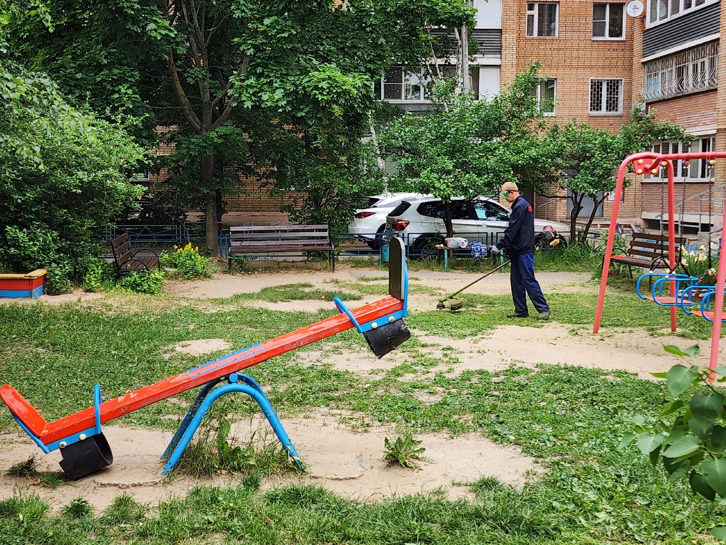 чехов, улица чехова 4,  детская  площадка, придомовая территория, покос травы, уборка мусора, мбу чеховское благоустройство, газон, газонокосилка,