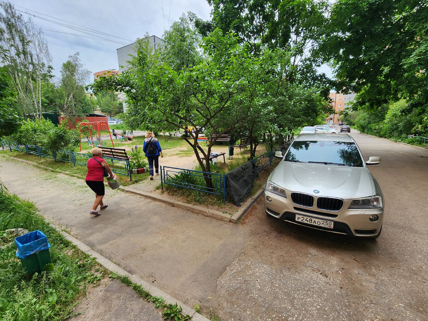 чехов, улица чехова 4,  детская  площадка, придомовая территория, покос травы, уборка мусора, мбу чеховское благоустройство, газон, газонокосилка,