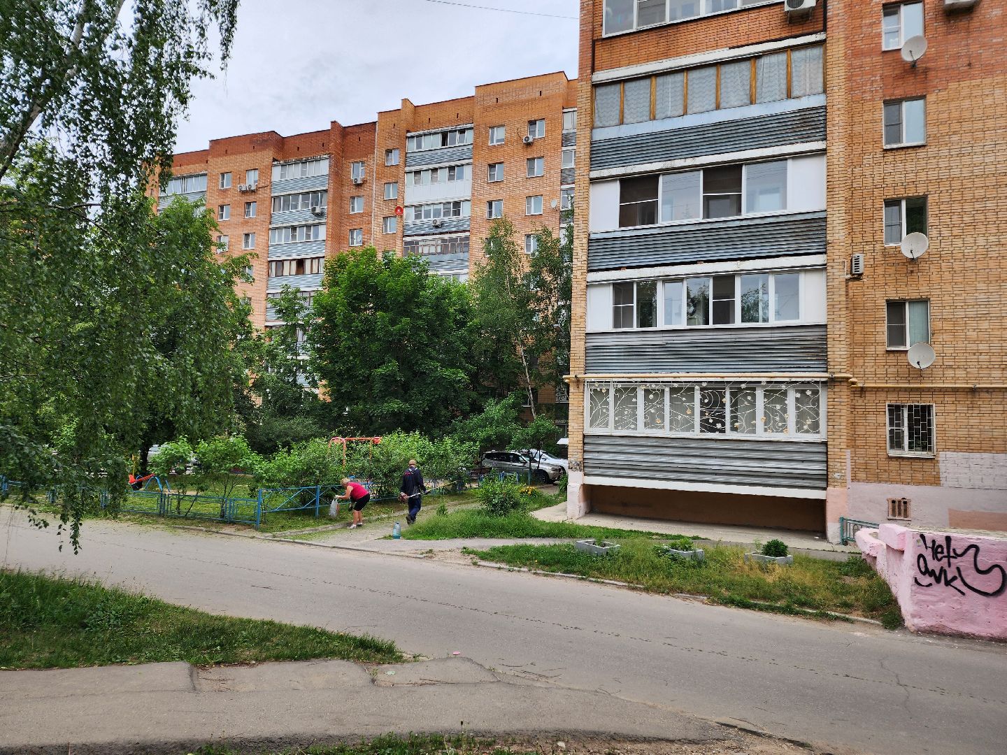 чехов, улица чехова 4,  детская  площадка, придомовая территория, покос травы, уборка мусора, мбу чеховское благоустройство, газон, газонокосилка,