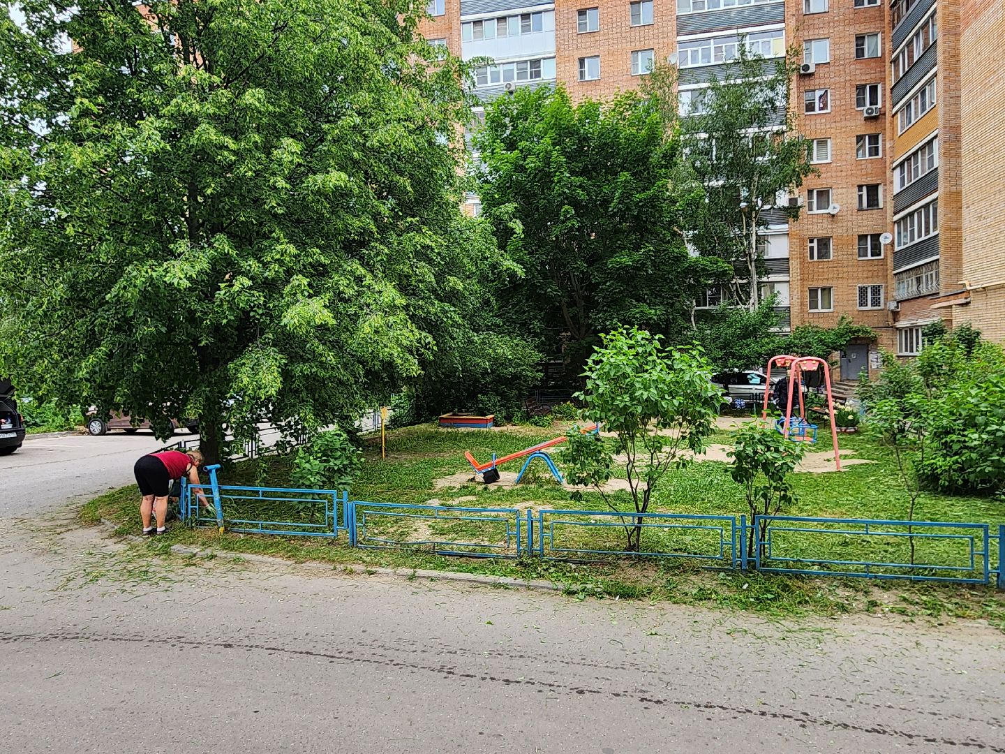 чехов, улица чехова 4,  детская  площадка, придомовая территория, покос травы, уборка мусора, мбу чеховское благоустройство, газон, газонокосилка,