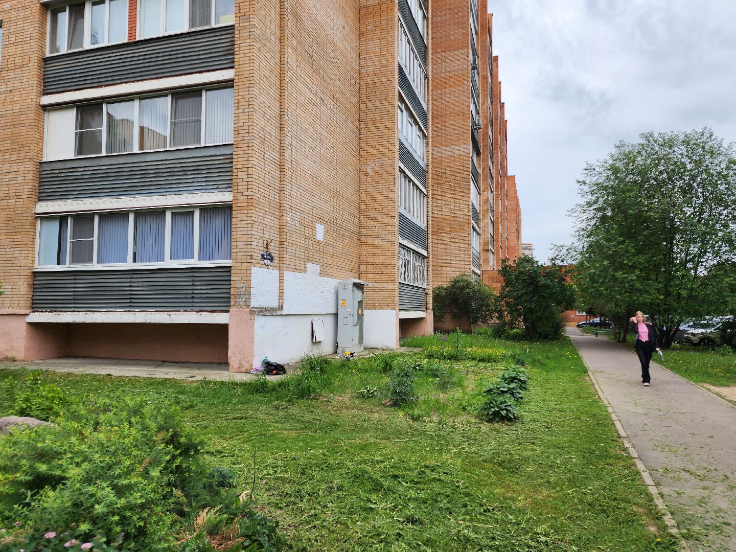 чехов, улица чехова 4,  детская  площадка, придомовая территория, покос травы, уборка мусора, мбу чеховское благоустройство, газон, газонокосилка,