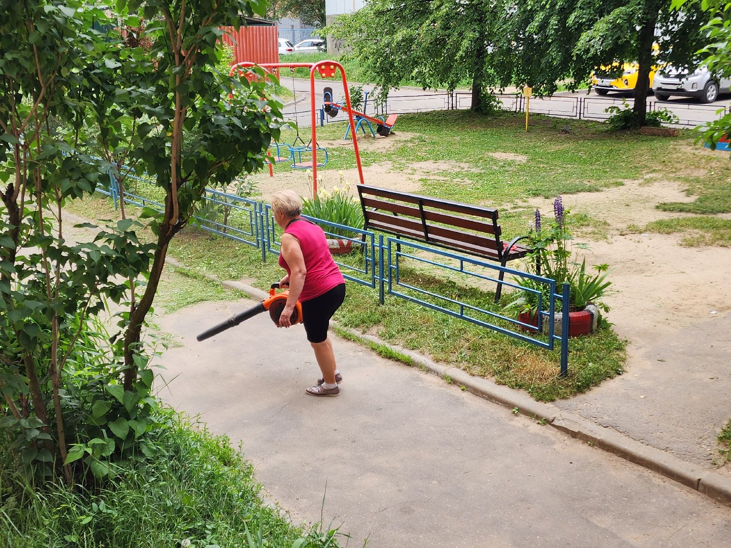 чехов, улица чехова 4,  детская  площадка, придомовая территория, покос травы, уборка мусора, мбу чеховское благоустройство, газон, газонокосилка,