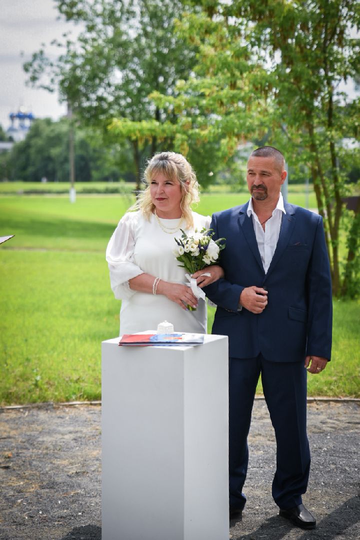 бронницы, выездная регистрация брака в бронницах, свадьба в парке, молодожены, парк бронницкий луг,