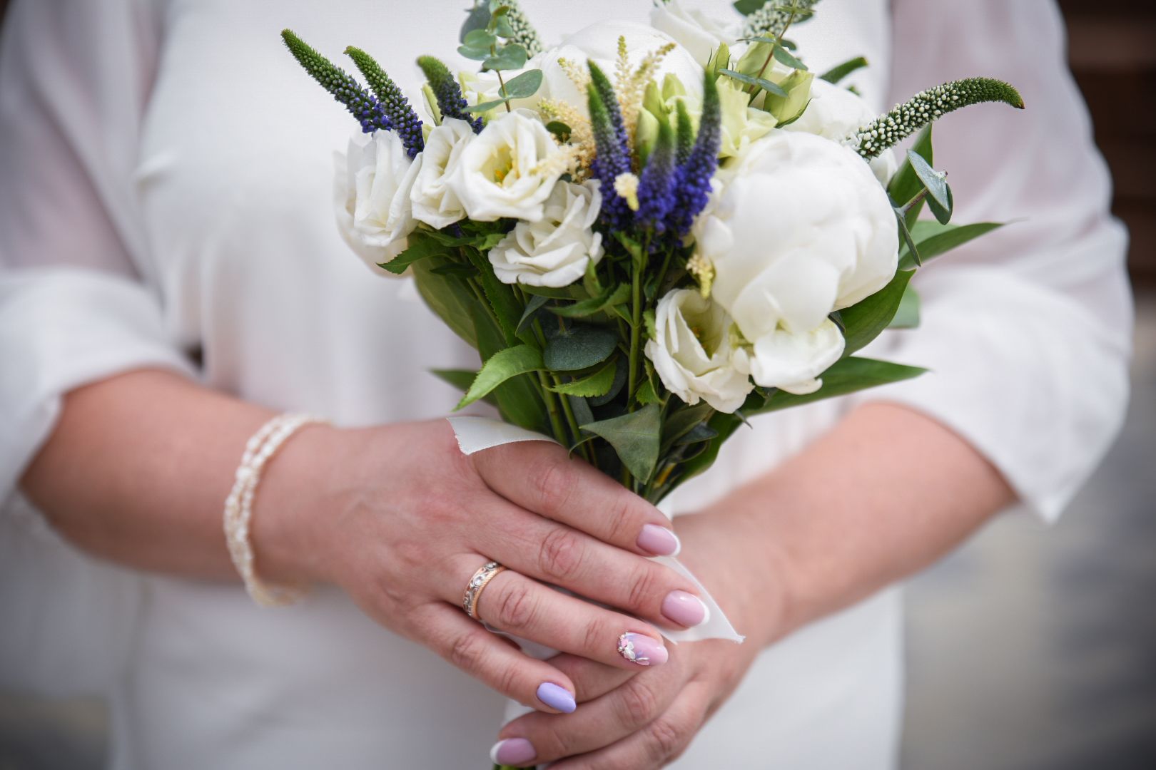 бронницы, выездная регистрация брака в бронницах, свадьба в парке, молодожены, парк бронницкий луг,