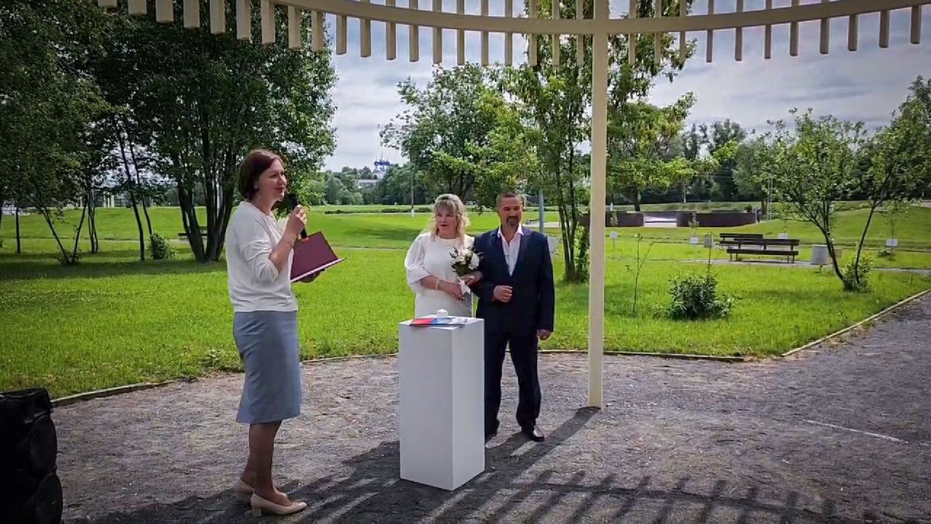 бронницы, выездная регистрация брака в бронницах, свадьба в парке, молодожены, парк бронницкий луг,