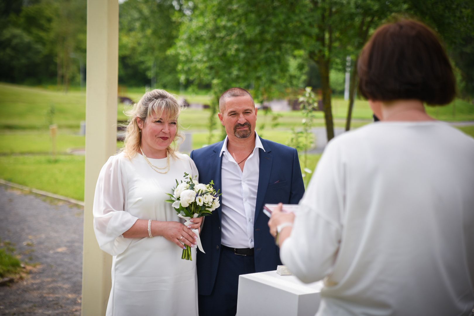 бронницы, выездная регистрация брака в бронницах, свадьба в парке, молодожены, парк бронницкий луг,