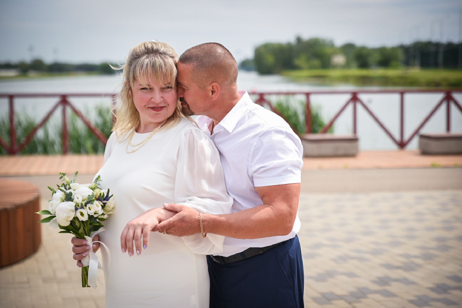 бронницы, выездная регистрация брака в бронницах, свадьба в парке, молодожены, парк бронницкий луг,