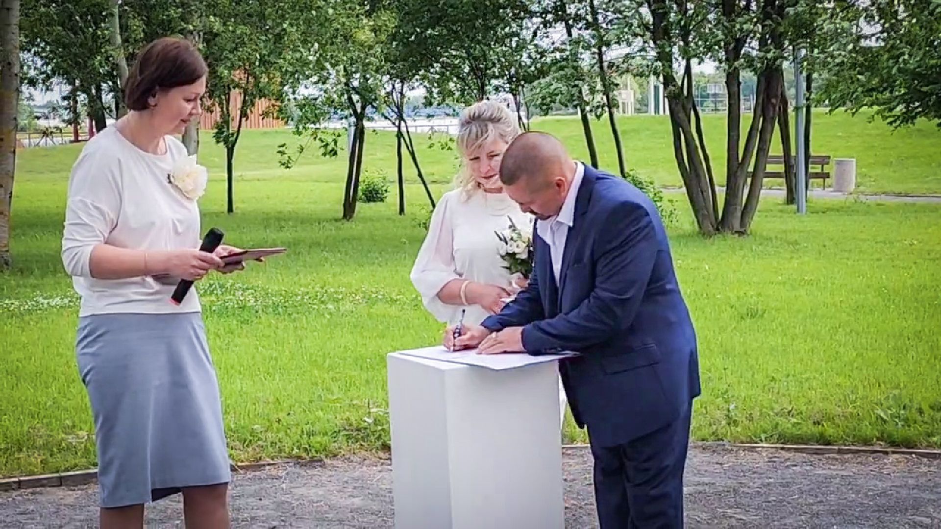 бронницы, выездная регистрация брака в бронницах, свадьба в парке, молодожены, парк бронницкий луг,