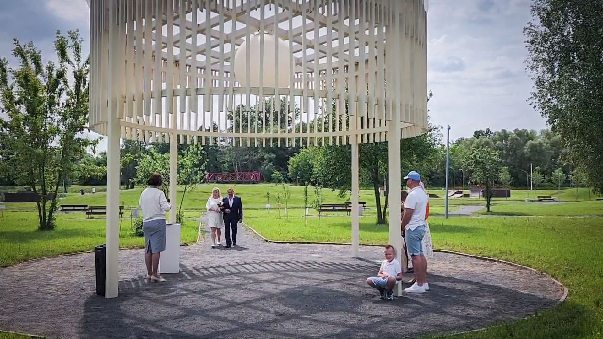 бронницы, выездная регистрация брака в бронницах, свадьба в парке, молодожены, парк бронницкий луг,