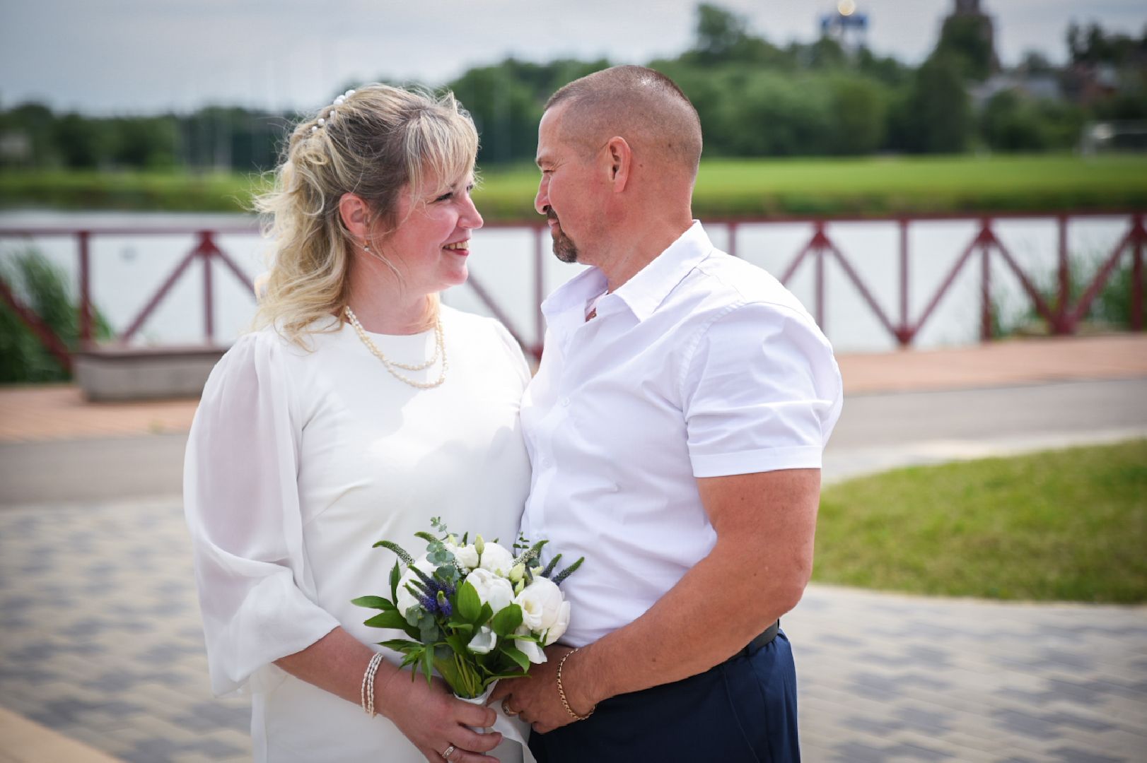 бронницы, выездная регистрация брака в бронницах, свадьба в парке, молодожены, парк бронницкий луг,