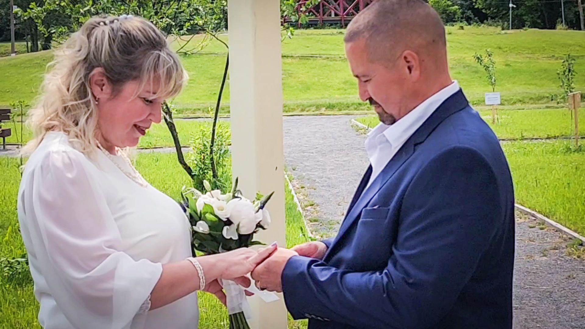 бронницы, выездная регистрация брака в бронницах, свадьба в парке, молодожены, парк бронницкий луг,