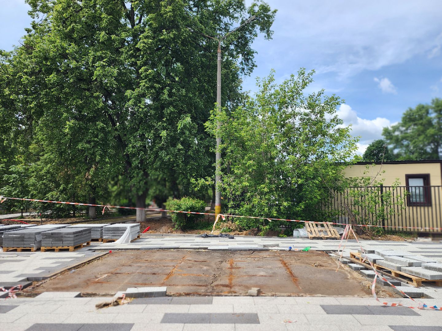 королёв, незаконные торговые точки, сквер у проходной ркк энергия,