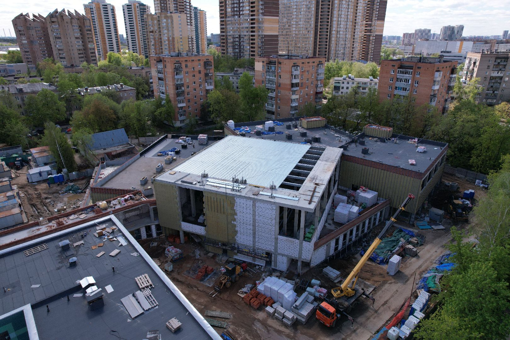 видео с коптера, пристройка к школе 1 в Королеве,