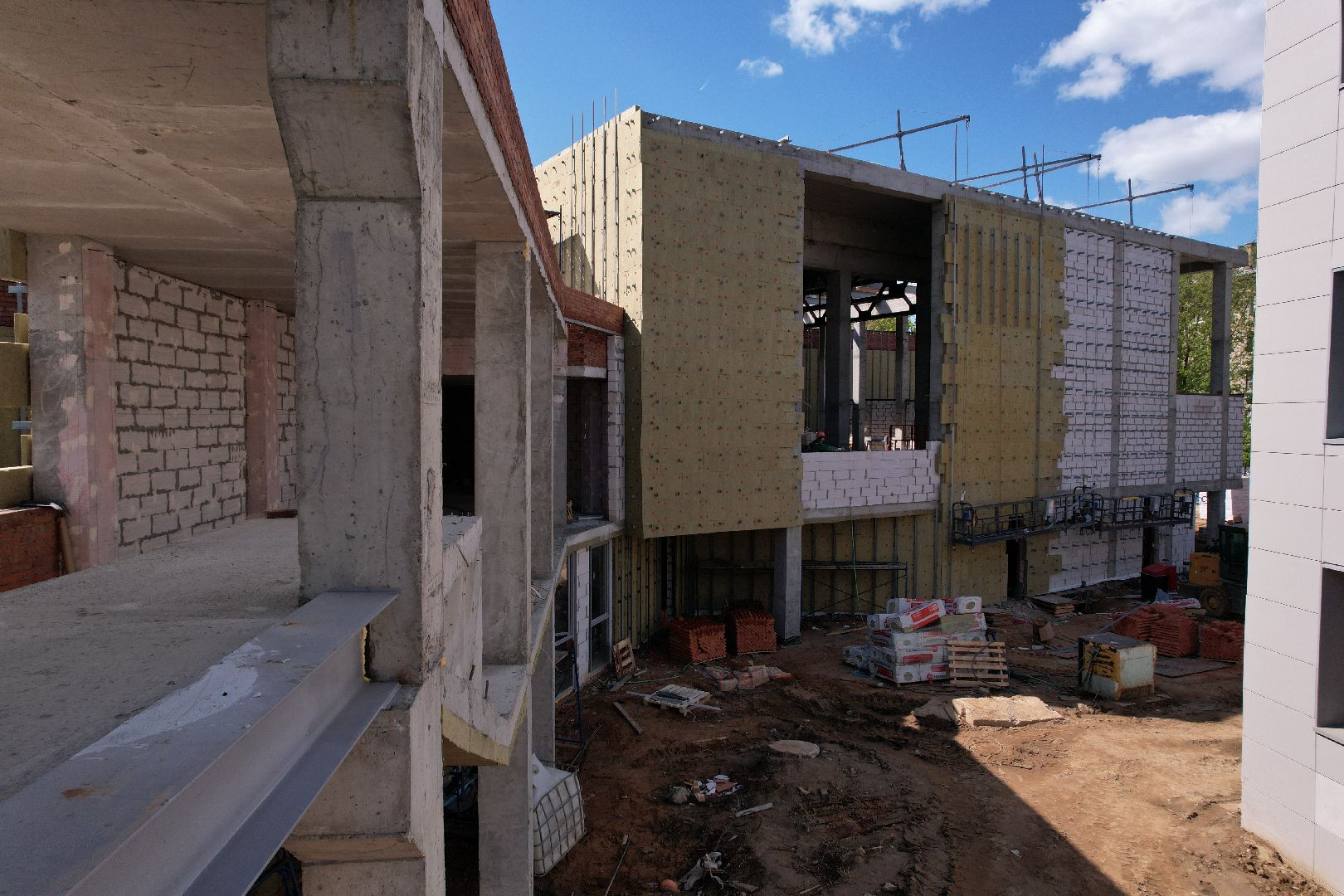 видео с коптера, пристройка к школе 1 в Королеве,