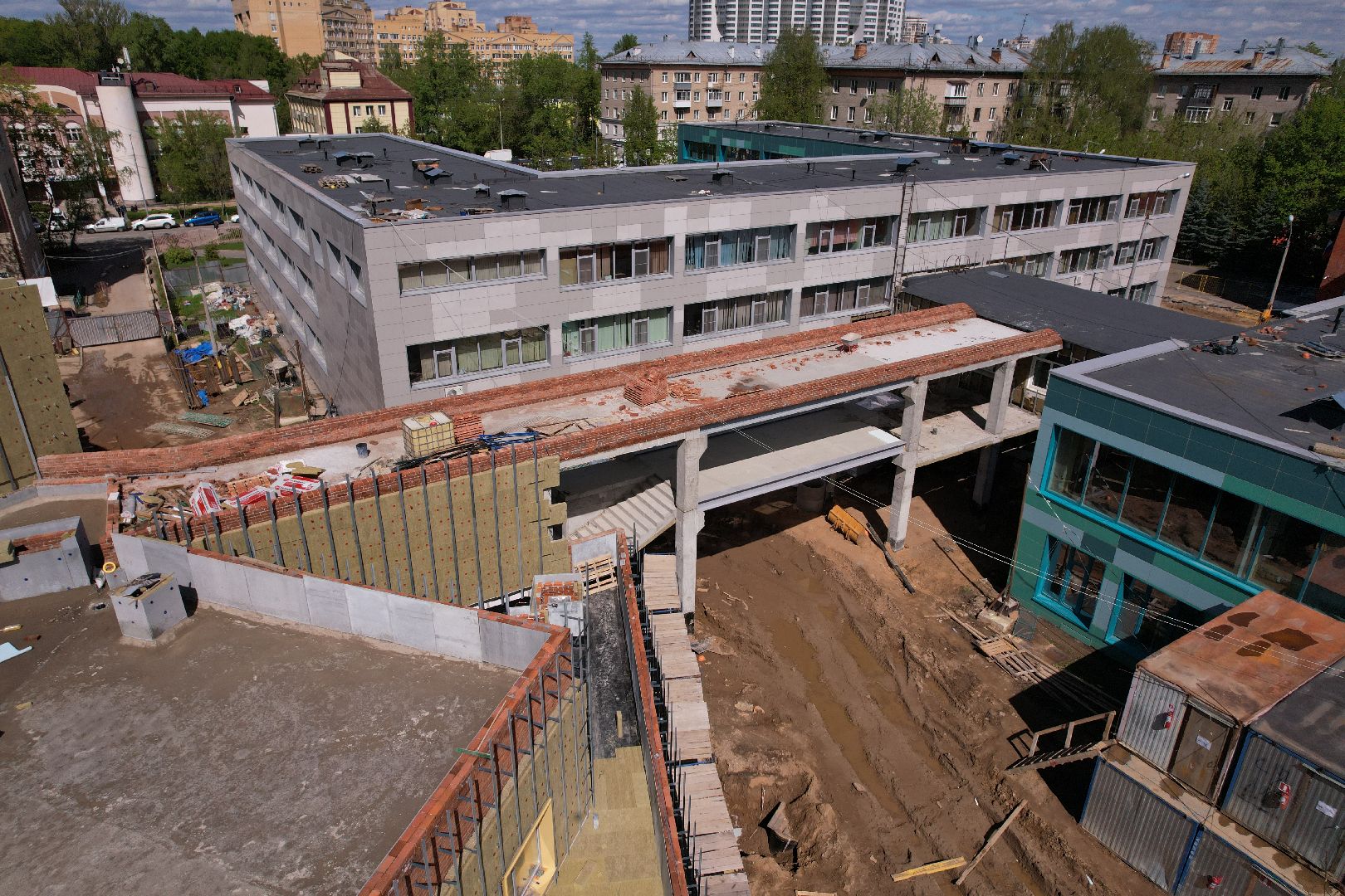 видео с коптера, пристройка к школе 1 в Королеве,