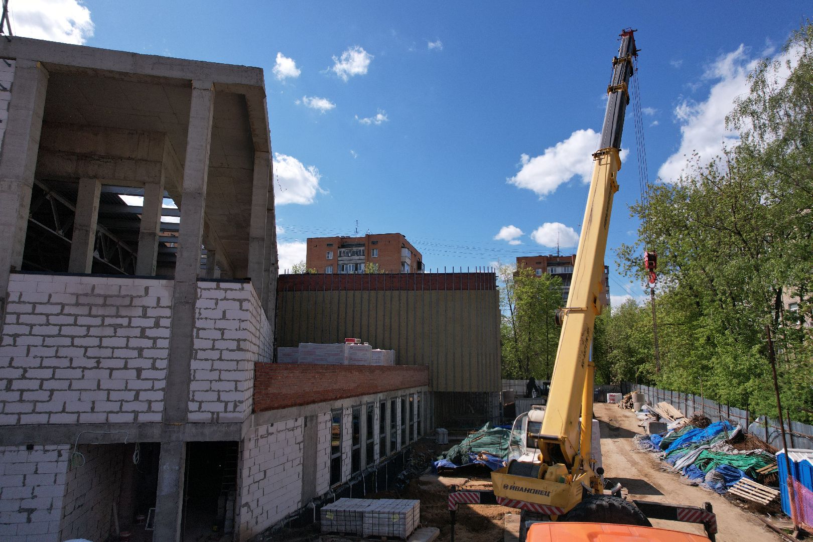 видео с коптера, пристройка к школе 1 в Королеве,