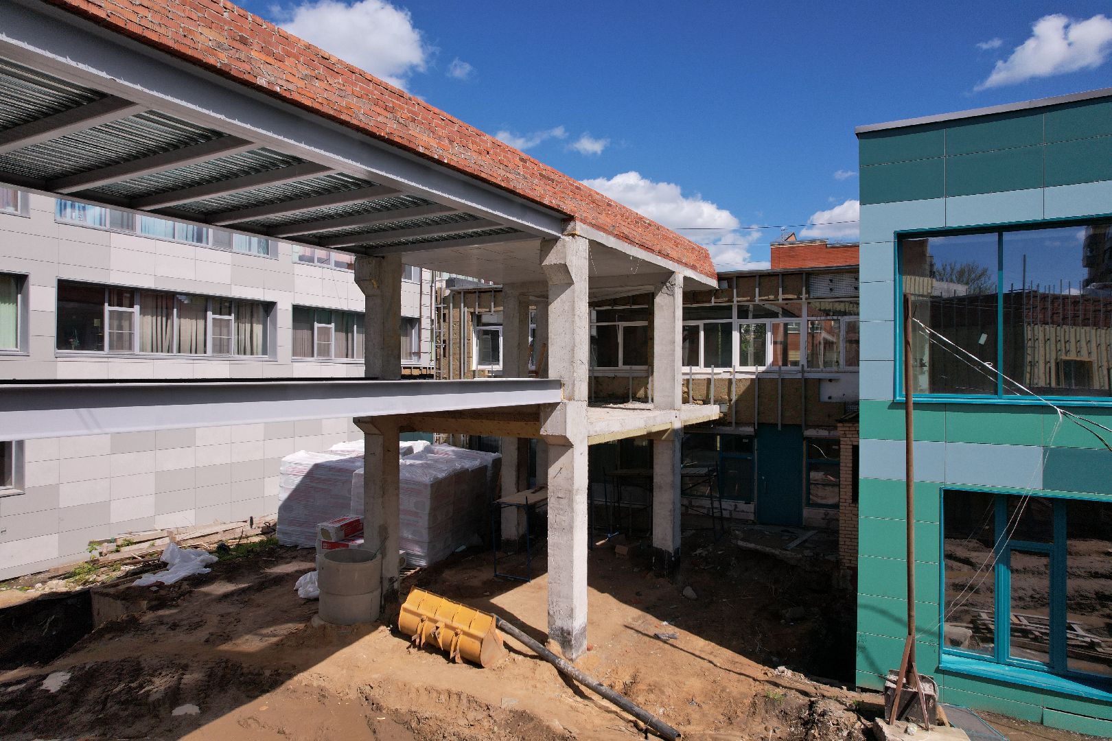 видео с коптера, пристройка к школе 1 в Королеве,