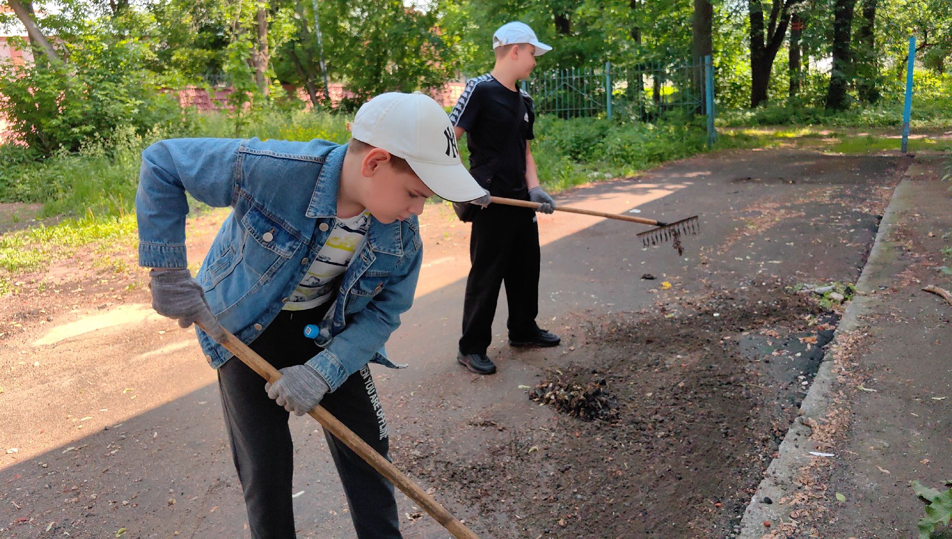 трудовое лето, подростки, школьники, инвентарь, благоустройство,