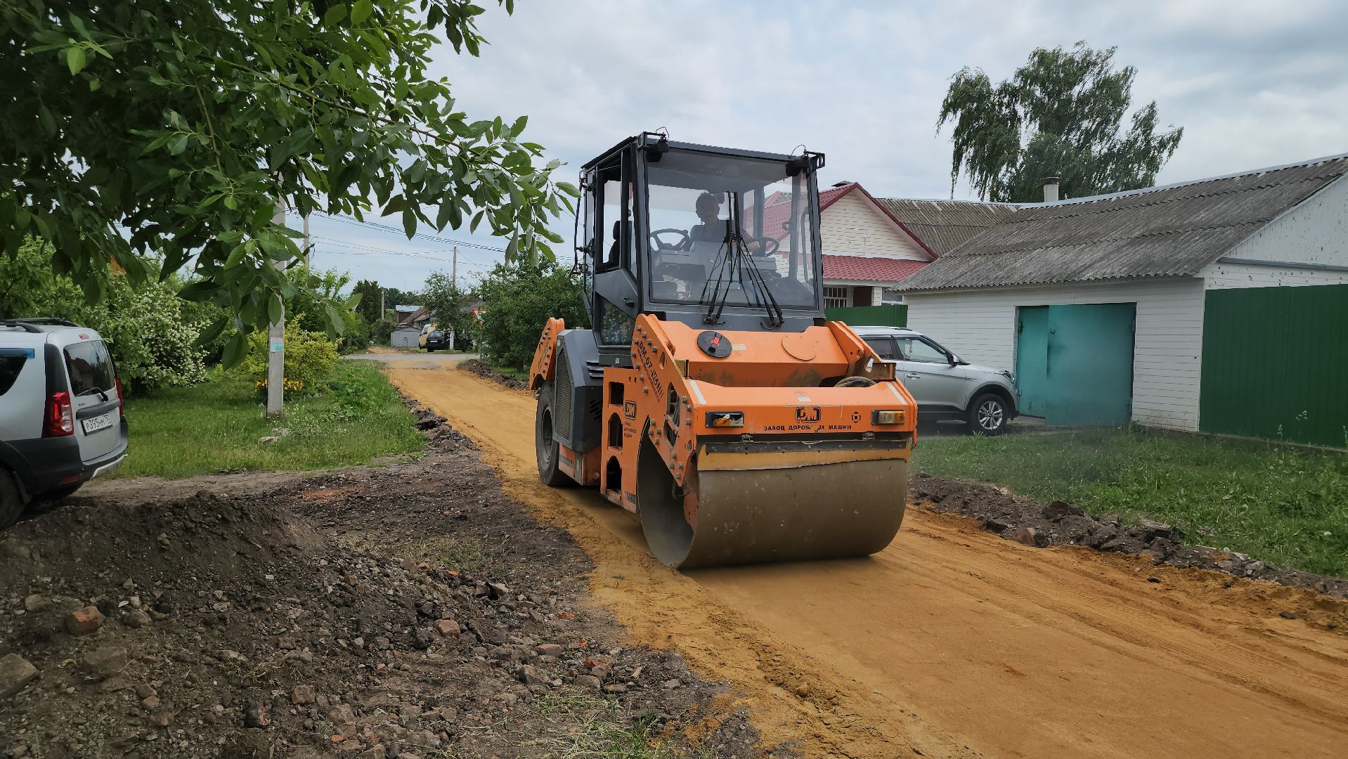 кашира, ремонт дорог, щебень, строительство дорог, трактор, каток, грунтовая дорога,