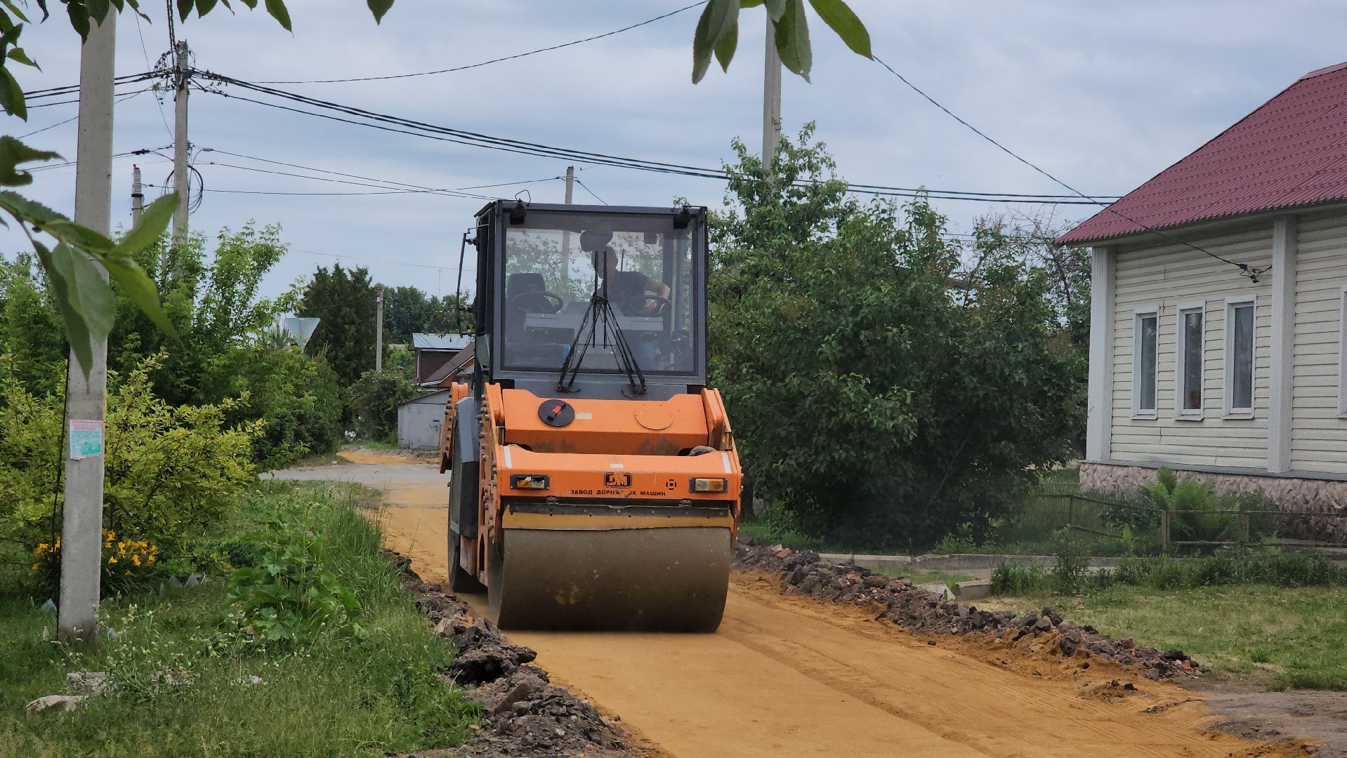 кашира, ремонт дорог, щебень, строительство дорог, трактор, каток, грунтовая дорога,