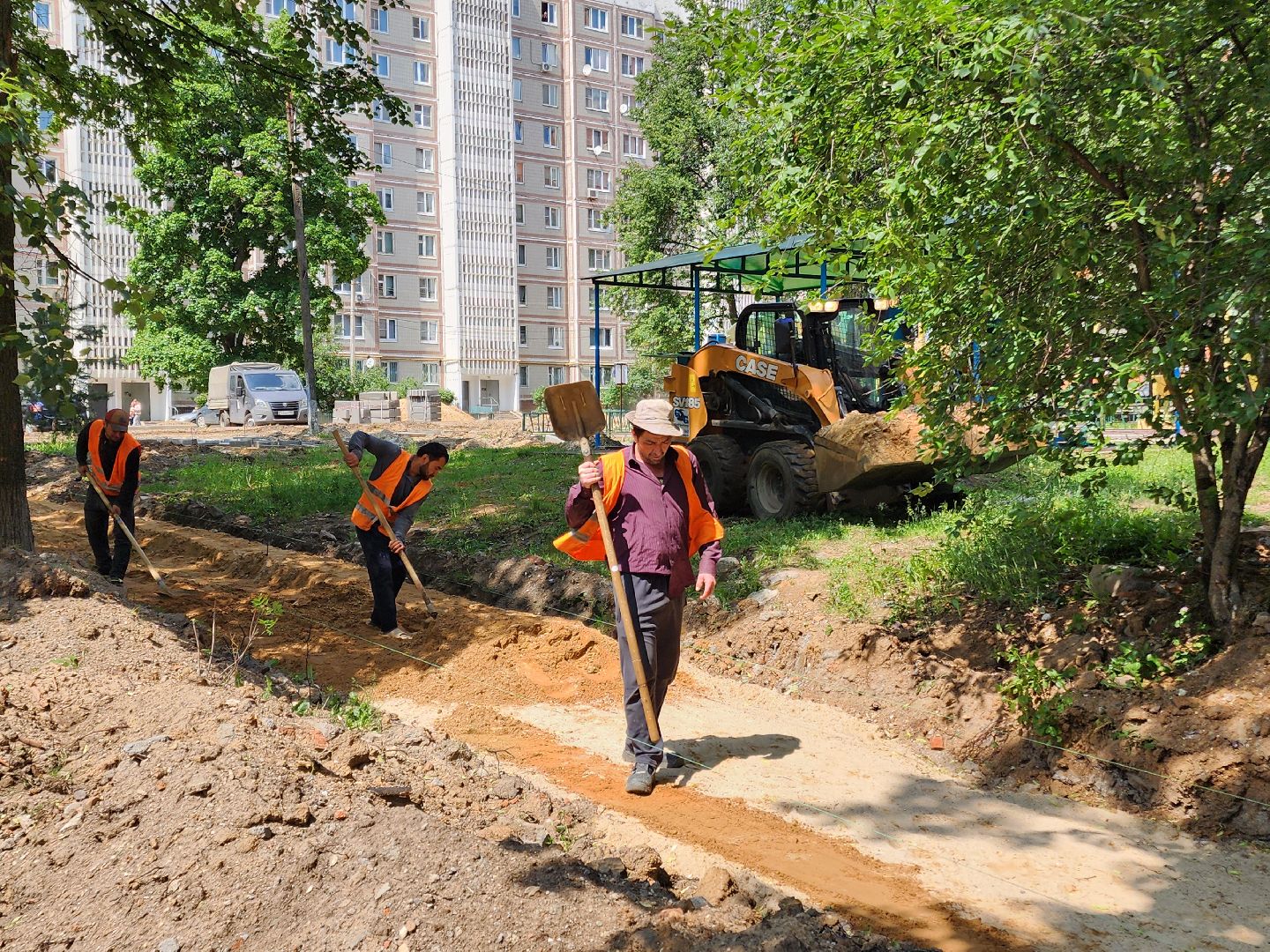 чехов, улица дружбы, благоустройство двора, пешеходные дорожки, тропинки, тротуары, проезды,  комплексное благоустройство,  госпрограмма московской области, формирование комфортной городской среды, комиссия, проверка, глава округа михаил собакин,