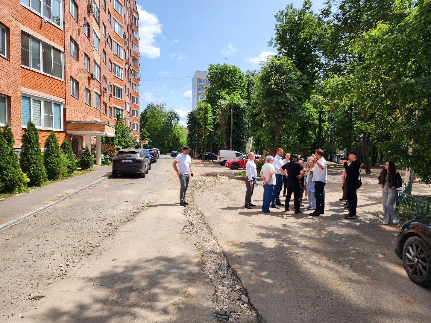 чехов, улица дружбы, благоустройство двора, пешеходные дорожки, тропинки, тротуары, проезды,  комплексное благоустройство,  госпрограмма московской области, формирование комфортной городской среды, комиссия, проверка, глава округа михаил собакин,