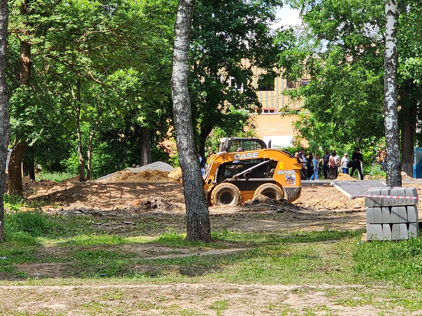 чехов, улица дружбы, благоустройство двора, пешеходные дорожки, тропинки, тротуары, проезды,  комплексное благоустройство,  госпрограмма московской области, формирование комфортной городской среды, комиссия, проверка, глава округа михаил собакин,