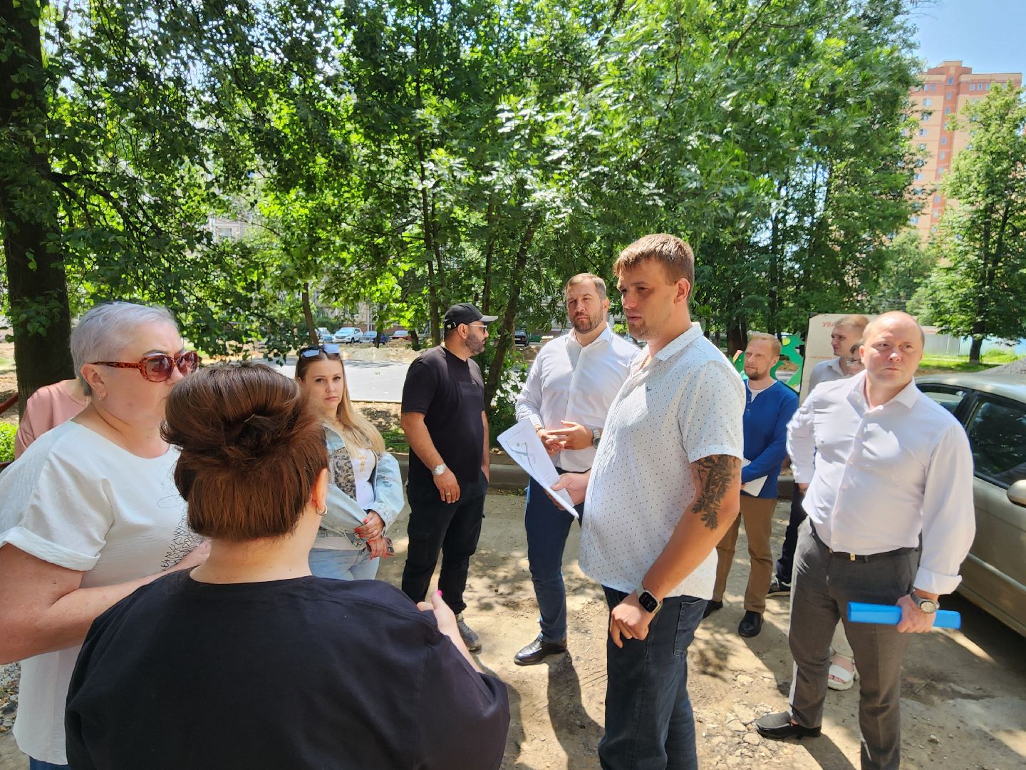 чехов, улица дружбы, благоустройство двора, пешеходные дорожки, тропинки, тротуары, проезды,  комплексное благоустройство,  госпрограмма московской области, формирование комфортной городской среды, комиссия, проверка, глава округа михаил собакин,