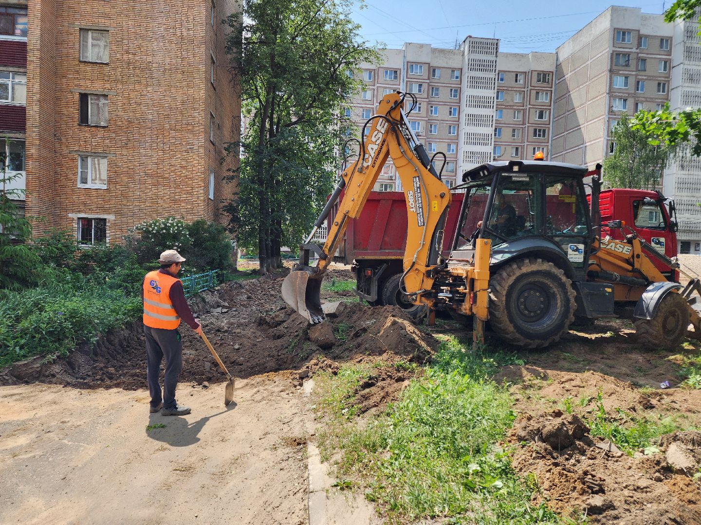 чехов, улица дружбы, благоустройство двора, пешеходные дорожки, тропинки, тротуары, проезды,  комплексное благоустройство,  госпрограмма московской области, формирование комфортной городской среды, комиссия, проверка, глава округа михаил собакин,
