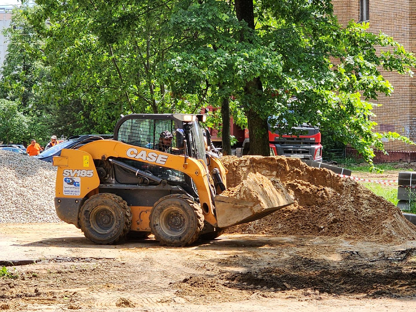чехов, улица дружбы, благоустройство двора, пешеходные дорожки, тропинки, тротуары, проезды,  комплексное благоустройство,  госпрограмма московской области, формирование комфортной городской среды, комиссия, проверка, глава округа михаил собакин,