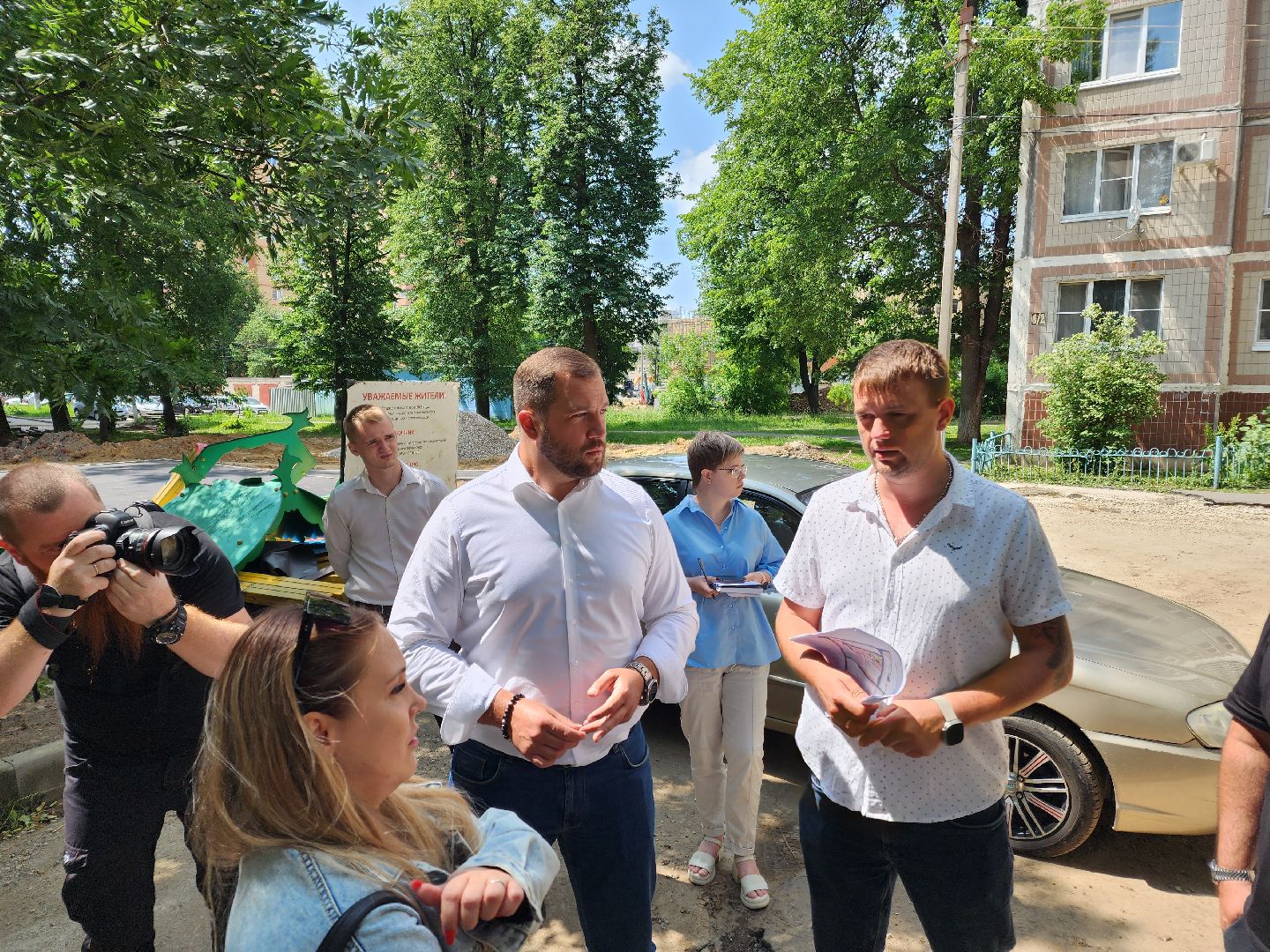 чехов, улица дружбы, благоустройство двора, пешеходные дорожки, тропинки, тротуары, проезды,  комплексное благоустройство,  госпрограмма московской области, формирование комфортной городской среды, комиссия, проверка, глава округа михаил собакин,