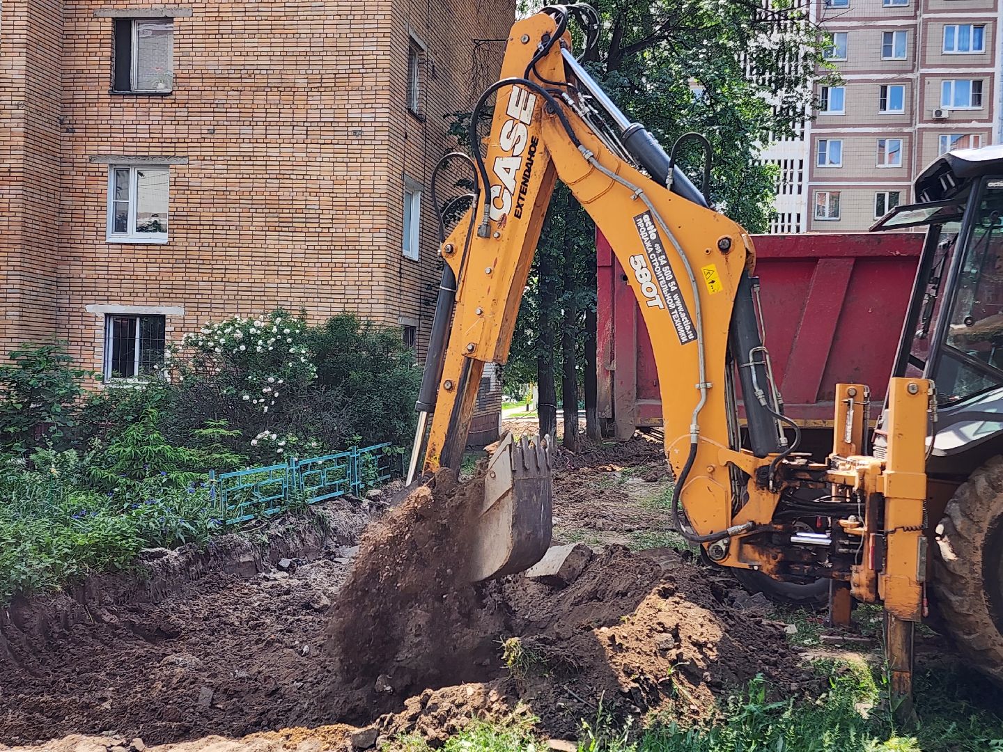 чехов, улица дружбы, благоустройство двора, пешеходные дорожки, тропинки, тротуары, проезды,  комплексное благоустройство,  госпрограмма московской области, формирование комфортной городской среды, комиссия, проверка, глава округа михаил собакин,