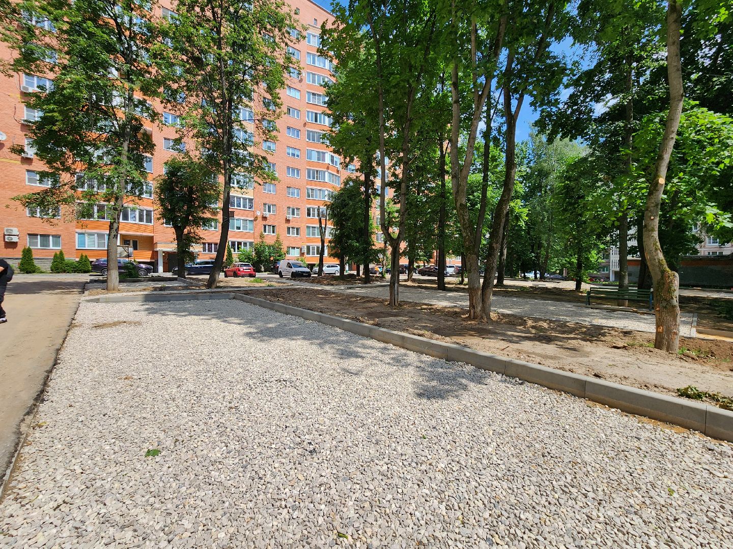 чехов, улица дружбы, благоустройство двора, пешеходные дорожки, тропинки, тротуары, проезды,  комплексное благоустройство,  госпрограмма московской области, формирование комфортной городской среды, комиссия, проверка, глава округа михаил собакин,