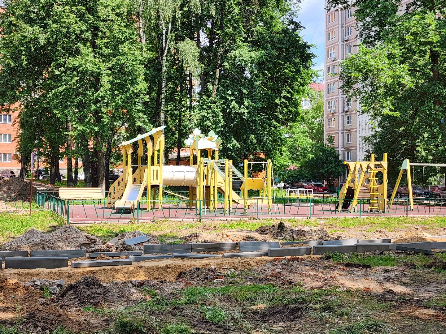 чехов, улица дружбы, благоустройство двора, пешеходные дорожки, тропинки, тротуары, проезды,  комплексное благоустройство,  госпрограмма московской области, формирование комфортной городской среды, комиссия, проверка, глава округа михаил собакин,