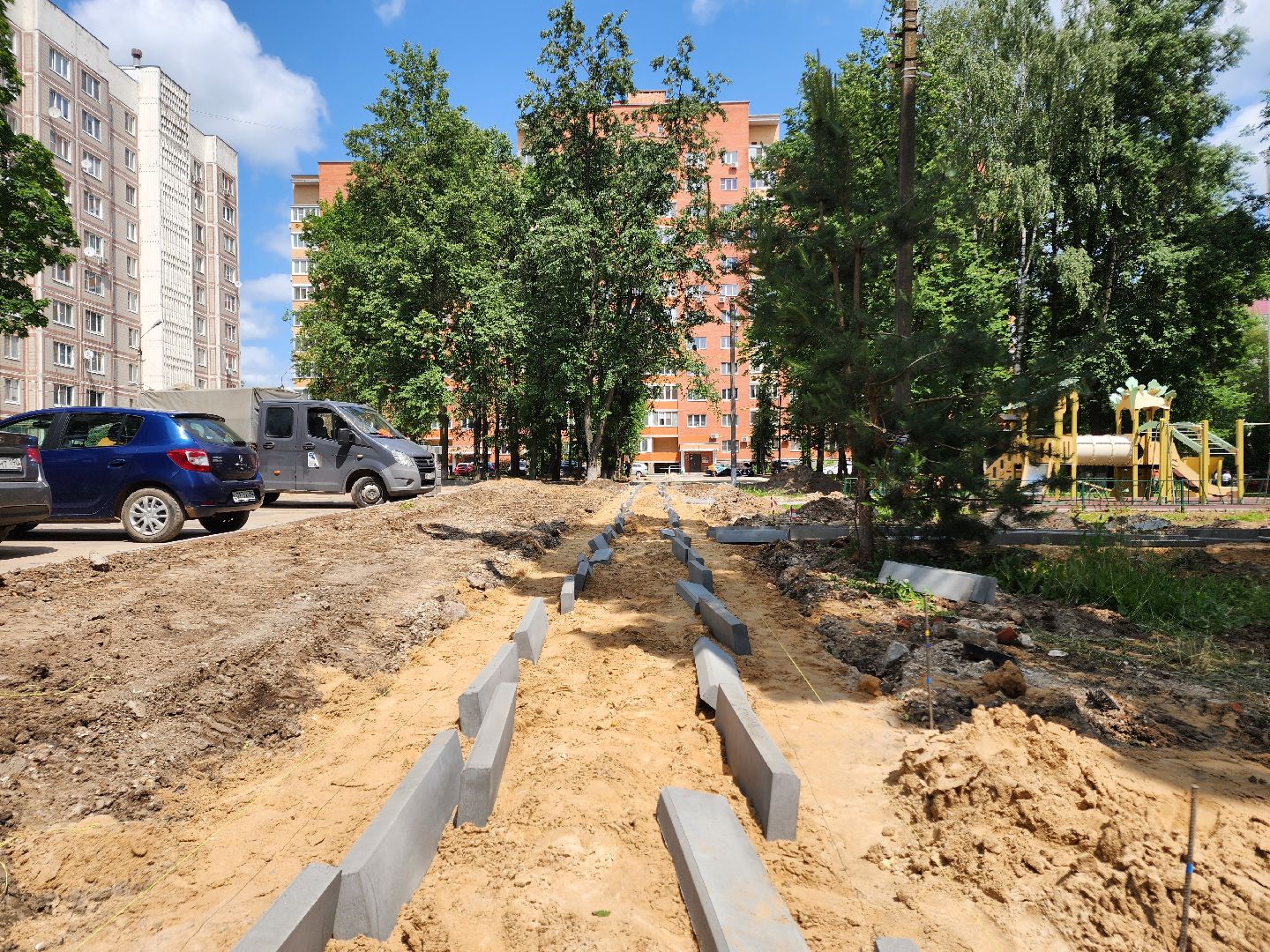 чехов, улица дружбы, благоустройство двора, пешеходные дорожки, тропинки, тротуары, проезды,  комплексное благоустройство,  госпрограмма московской области, формирование комфортной городской среды, комиссия, проверка, глава округа михаил собакин,